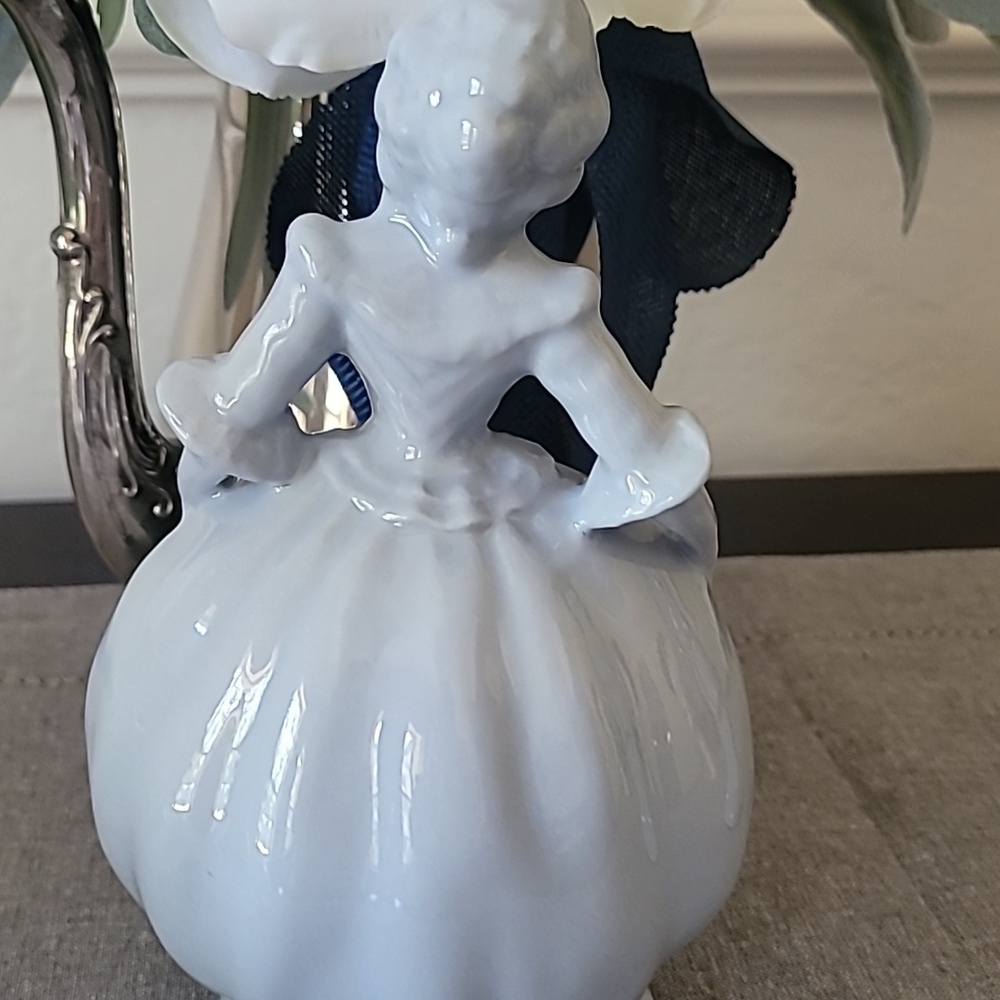 Classic Blue Porcelain Figurine Set - Picture 3 of 6